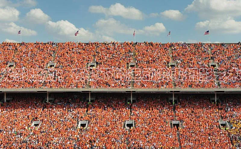 光影流动：夜幕下的运动赛事摄影艺术